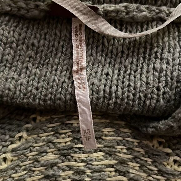 Free People gray knit hooded boho tunic w white details and cableknit trim. XS - Picture 10 of 10